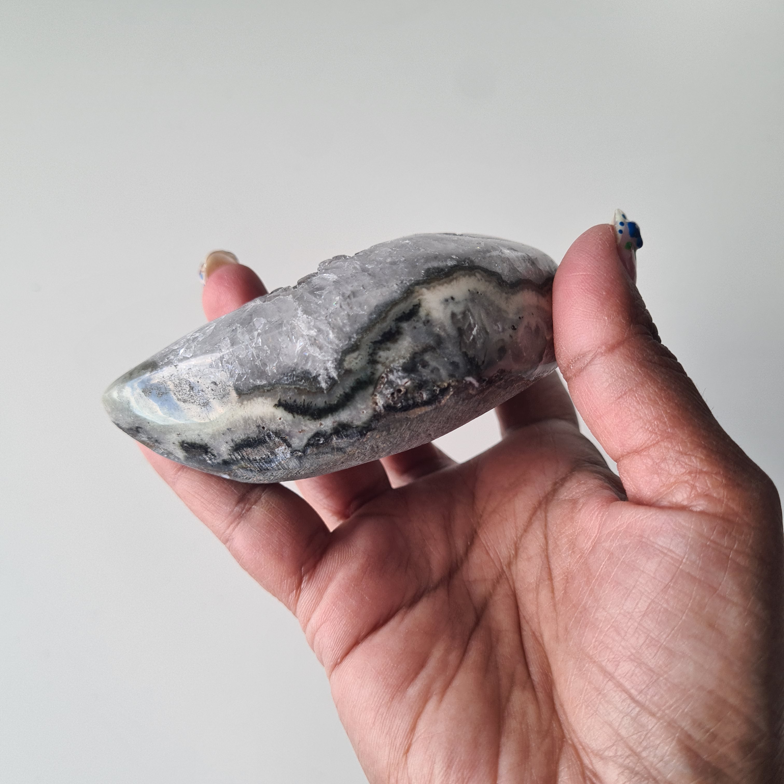 Druzzy Agate Moon Carving 🌙 | 304 g | 9.5 cm