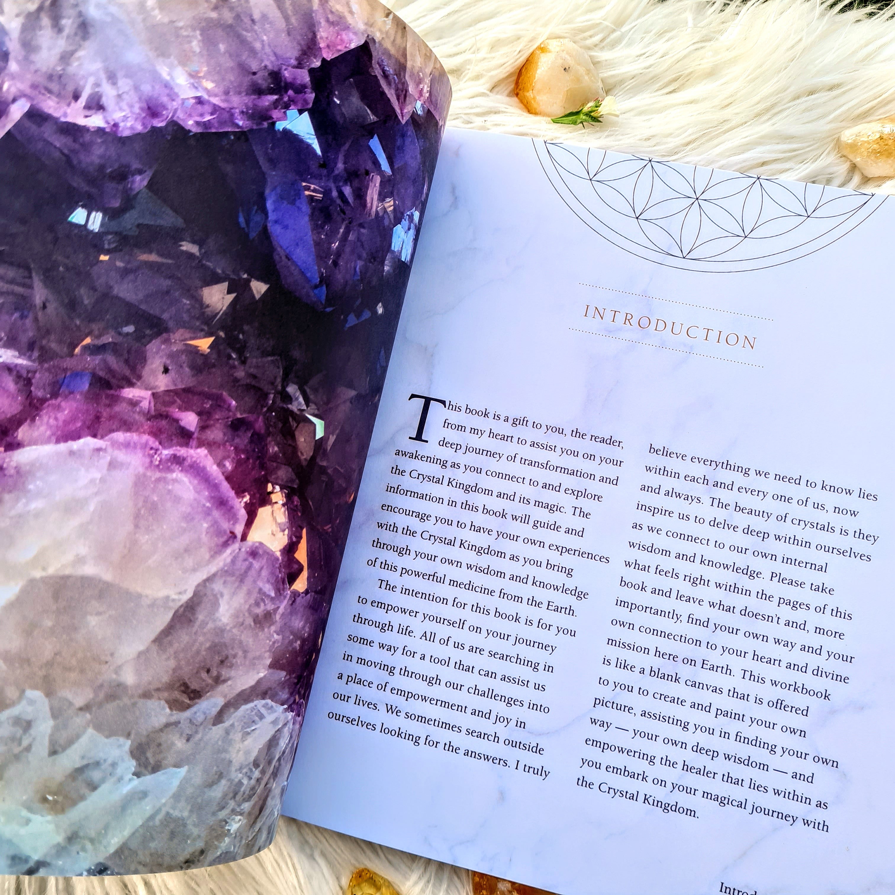 CRYSTALS BOOK UNDERSTAND AND CONNECT TO THE MEDICINE AND HEALING OF CRYSTALS