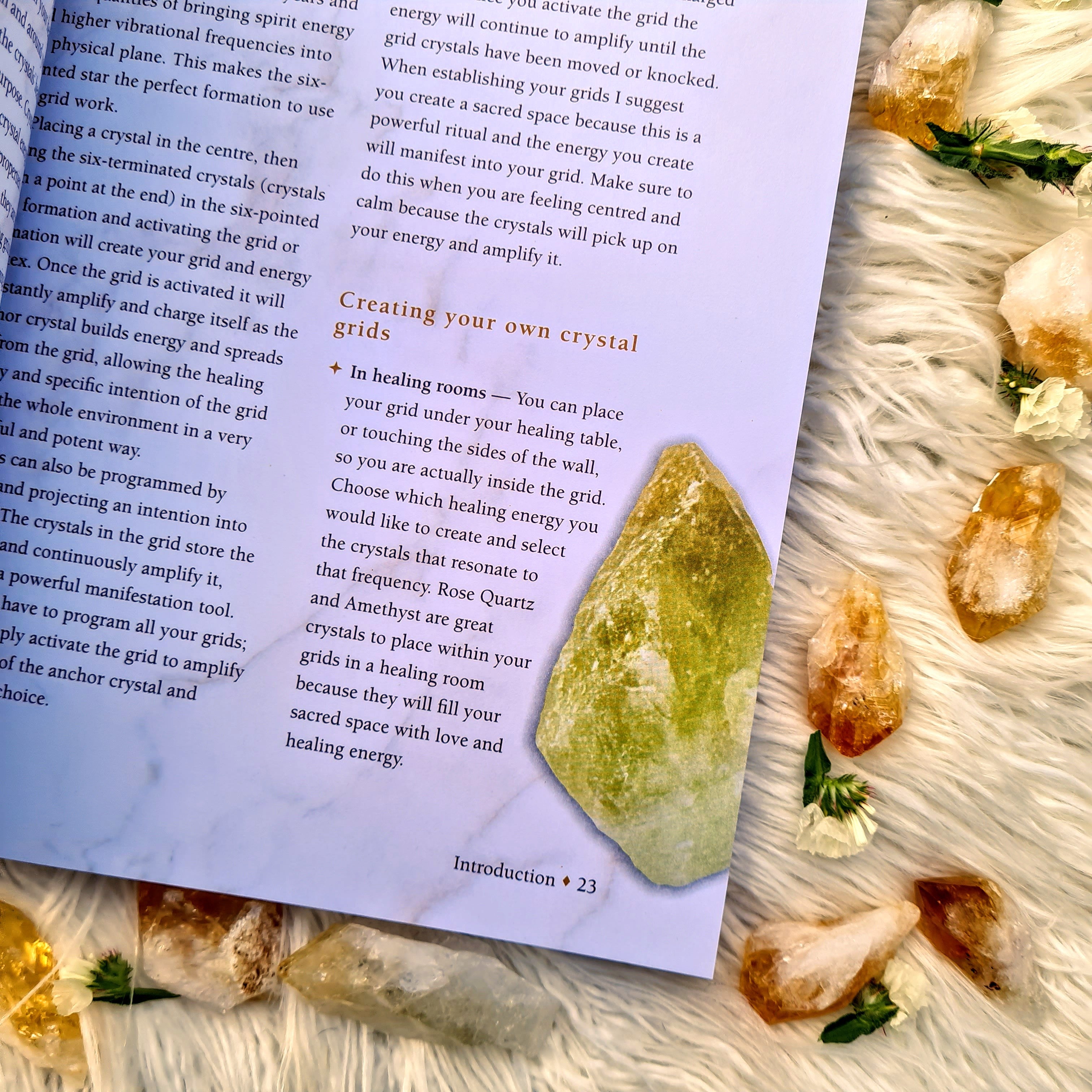 CRYSTALS BOOK UNDERSTAND AND CONNECT TO THE MEDICINE AND HEALING OF CRYSTALS